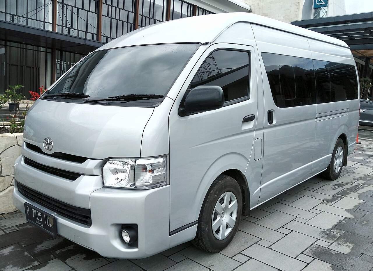 HiAce Commuter Rental Labuan Bajo