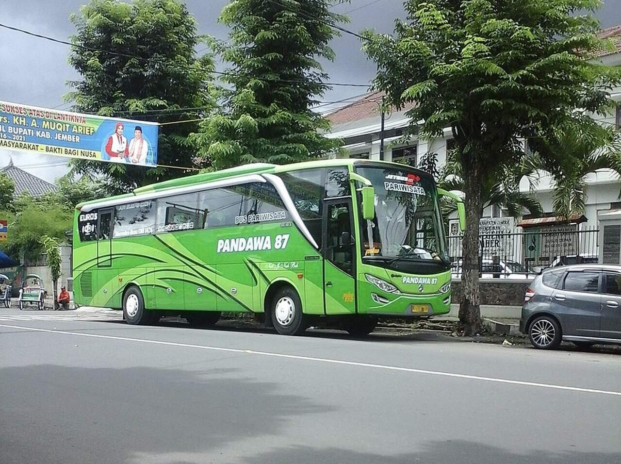 Medium Bus Rental Labuan Bajo